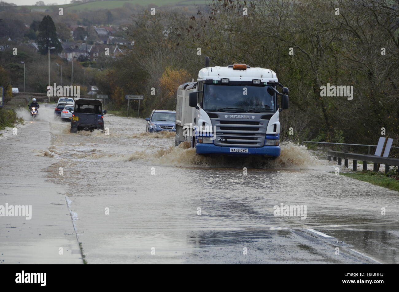 Axminster, Devon, UK. 21st Nov, 2016. UK Weather. Drivers risking going