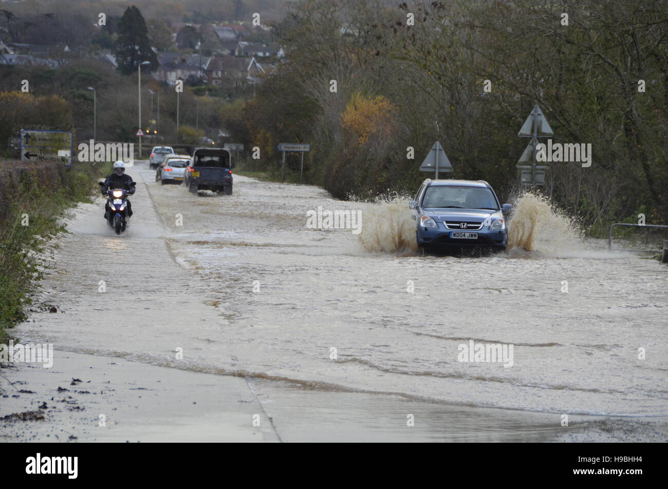 Axminster, Devon, UK. 21st Nov, 2016. UK Weather. Drivers risking going