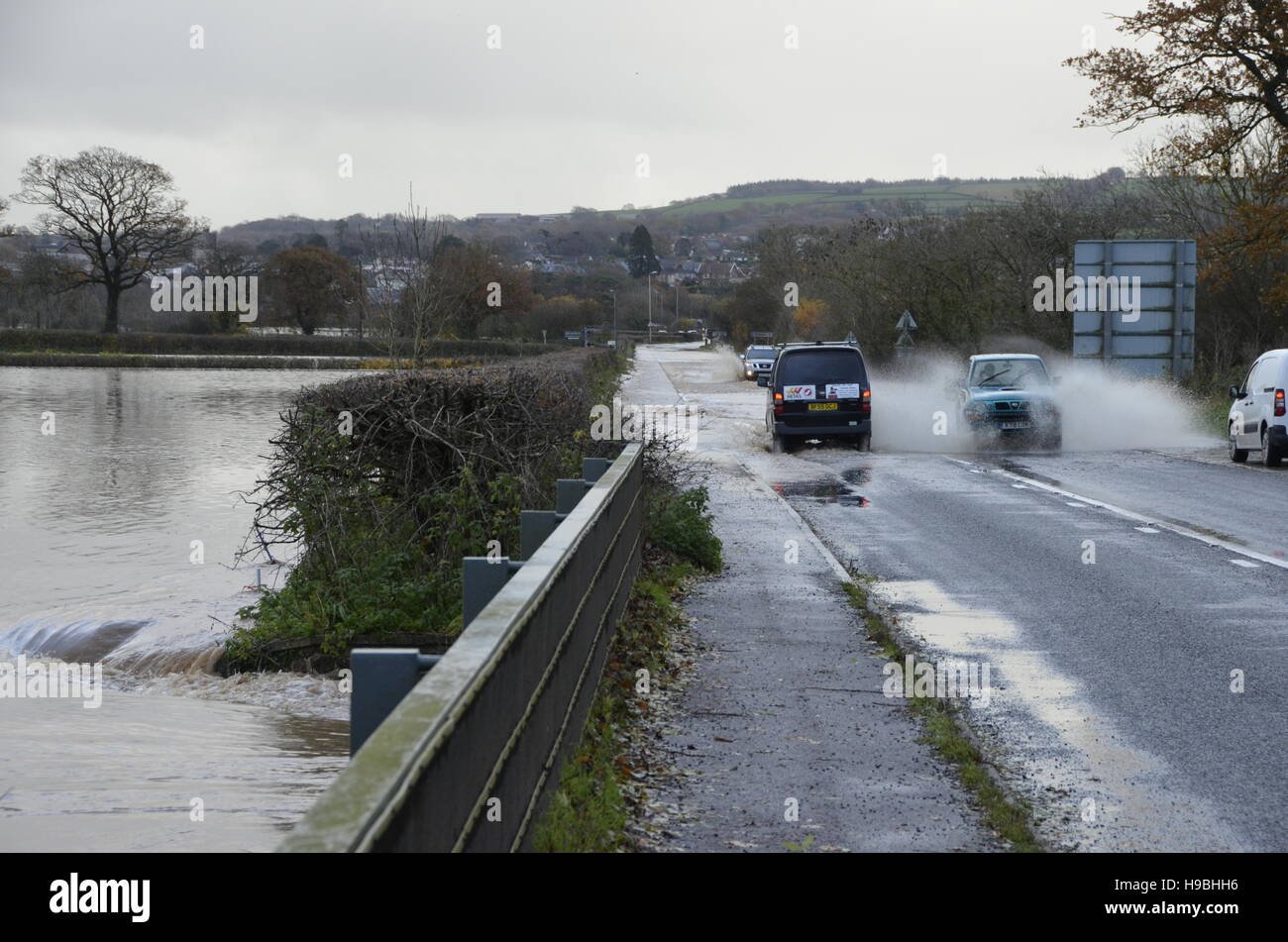 Axminster, Devon, UK. 21st Nov, 2016. UK Weather. Drivers risking going