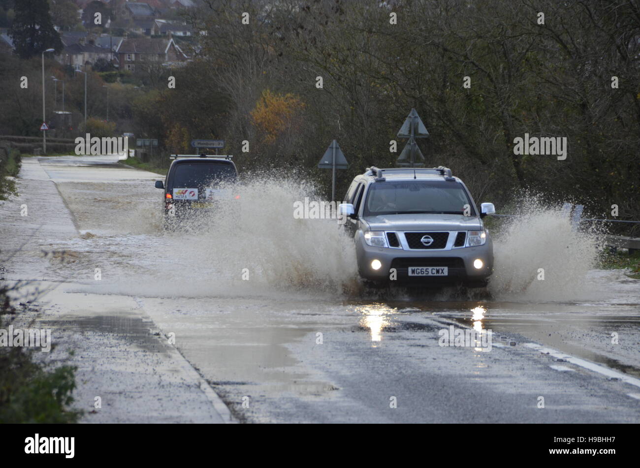 Axminster, Devon, UK. 21st Nov, 2016. UK Weather. Drivers risking going