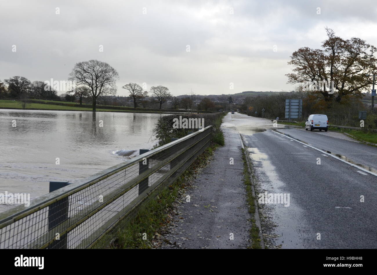 Axminster, Devon, UK. 21st Nov, 2016. UK Weather. Drivers risking going