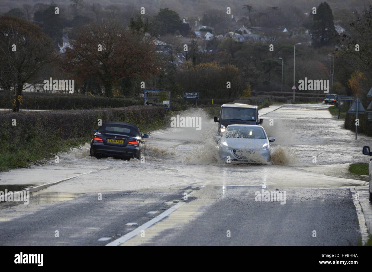 Axminster, Devon, UK. 21st Nov, 2016. UK Weather. Drivers risking going