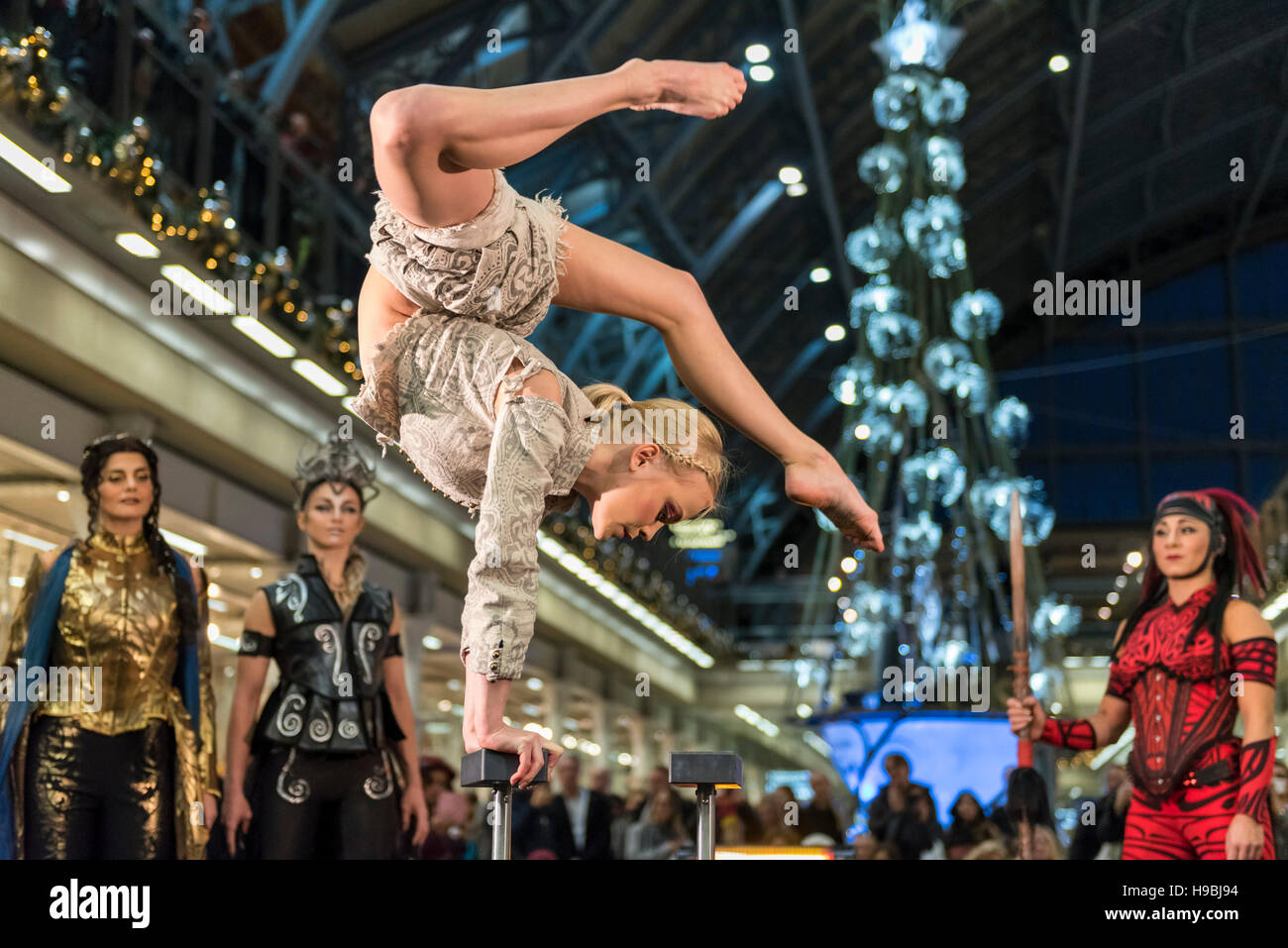 Acrobat Performs London, UK. 21 November 2016. An acrobat performs as Sara Cox, BBC ...