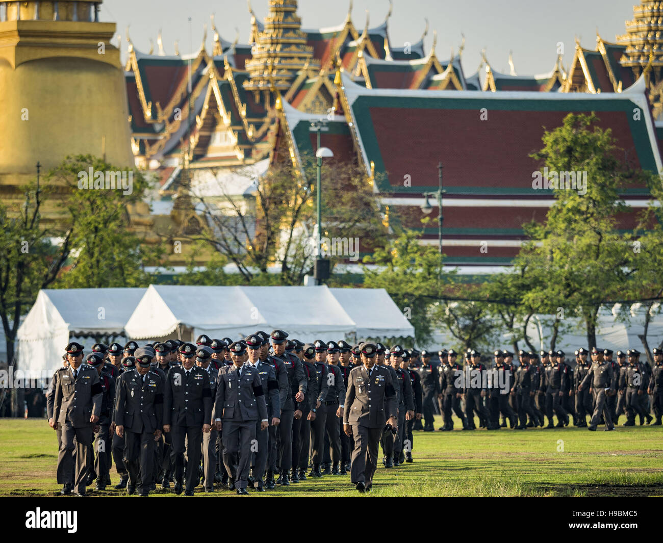 Bangkok, Bangkok, Thailand. 22nd Nov, 2016. Thai police officers march