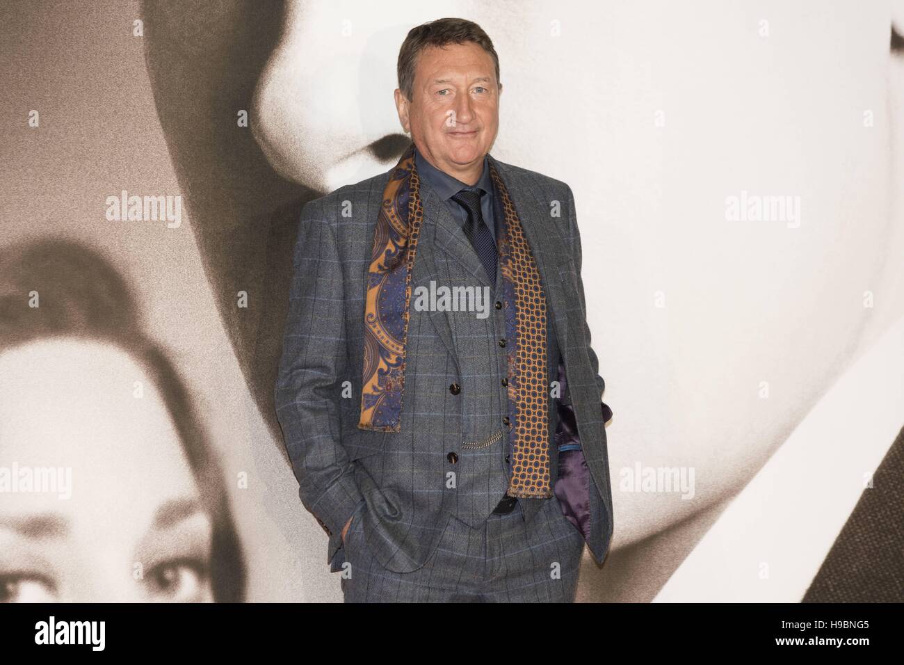 London, Grossbritannien. 21st Nov, 2016. Steven Knight attends the UK Premiere of 'Allied' at Leicester Square in London, England  Credit:  dpa/Alamy Live News Stock Photo