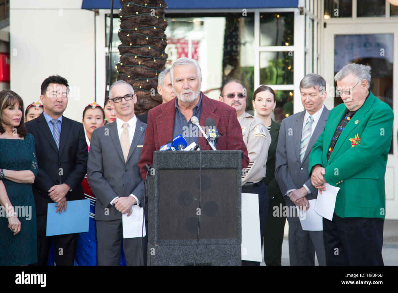 Hollywood, California, USA. 21st November, 2016. Actor John McCook speaks at the press conference for the 85th Annual Hollywood Christmas Parade held at the Hollywood & Highland Center in Hollywood, California, USA.  Credit:  Sheri Determan / Alamy Live News Stock Photo