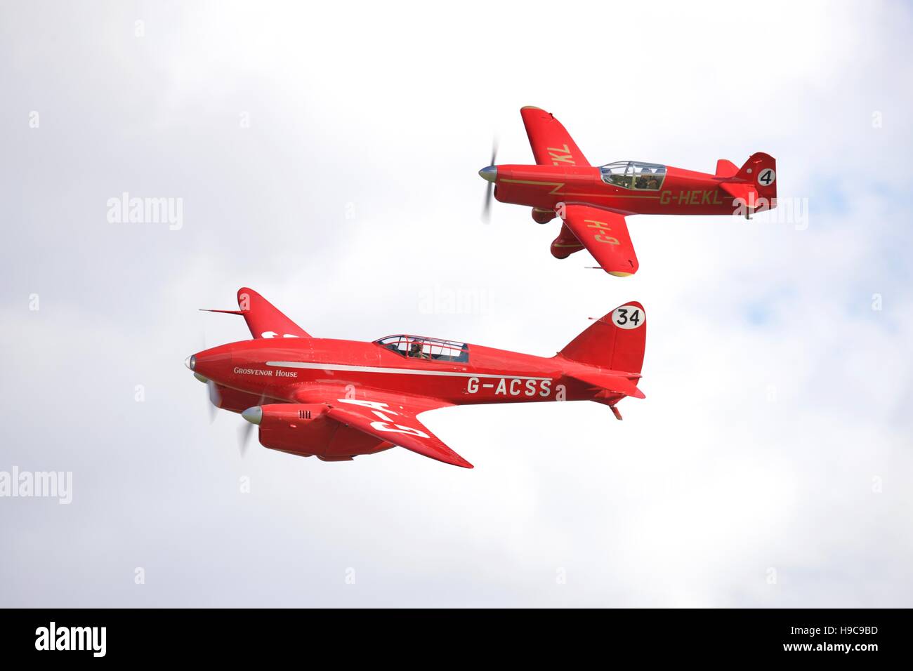 De Havilland DH88 Comet and a Percival Mew Gull flying together at Shuttleworth Race Day Stock Photo
