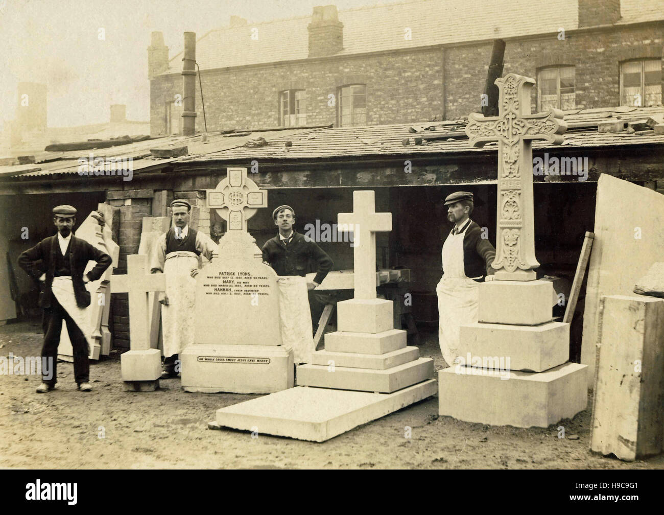 Historic archive image of workers in Stonemason's Yard c1910s Stock Photo