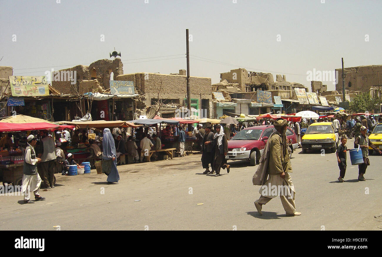 29th May 2004 A busy street market in Kabul, Afghanistan. Stock Photo