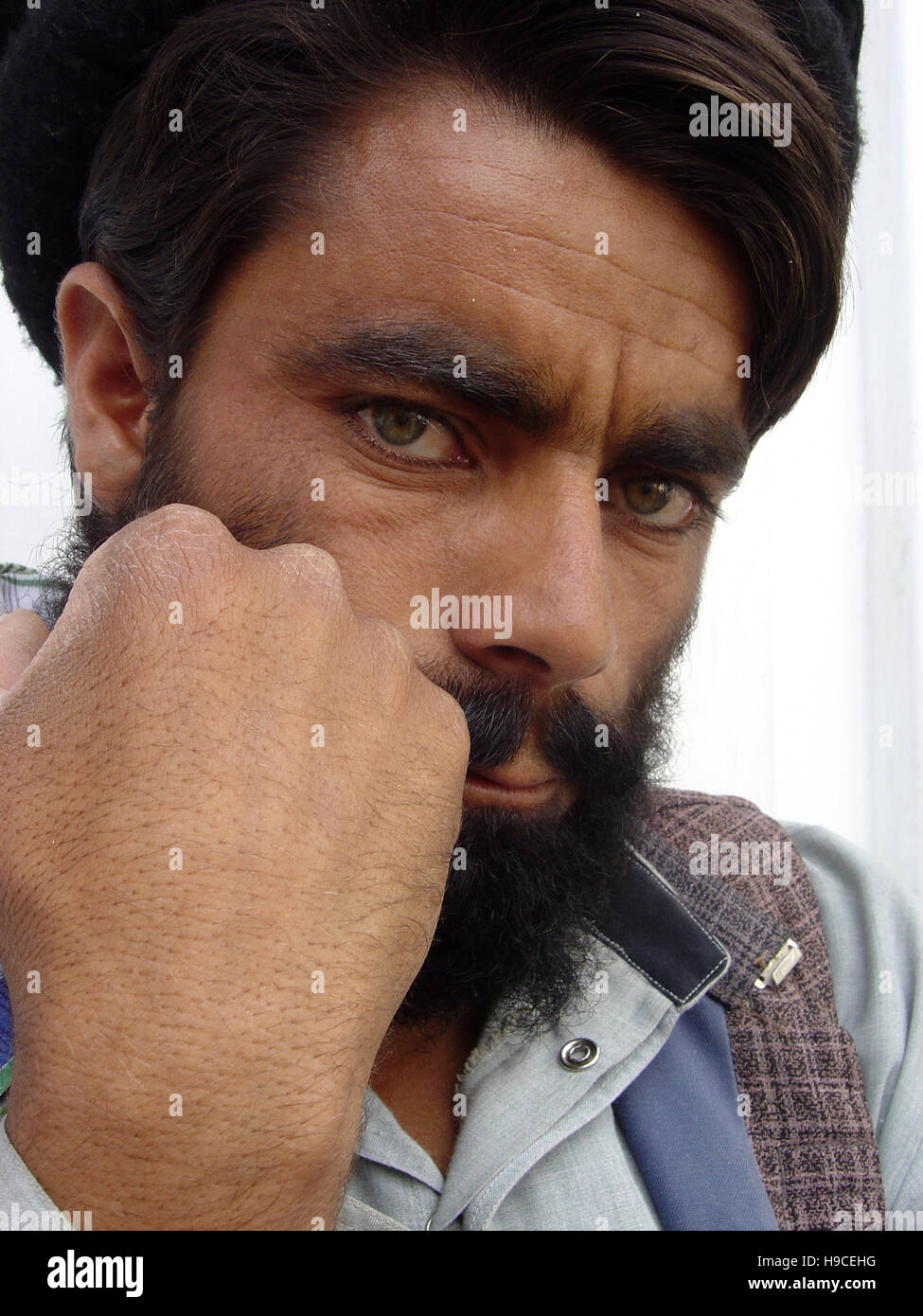 31st May 2004 Portrait of a Pashtun tribesman wearing a lungee (turban) inside the Wazir Akbar Khan Orthopaedic Centre in northern Kabul, Afghanistan. Stock Photo