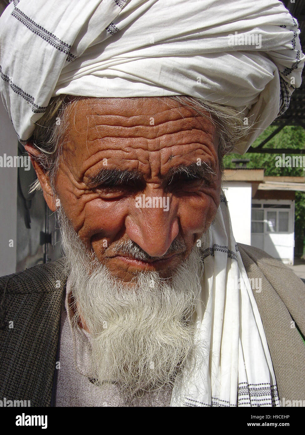 31st May 2004 Portrait of an old tribesman wearing a lungee (turban) inside the Wazir Akbar Khan Orthopaedic Centre in northern Kabul, Afghanistan. Stock Photo