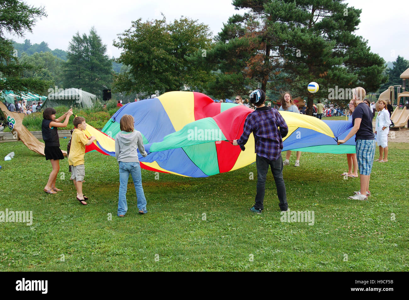 Children playing parachute games in the park Stock Photo - Alamy