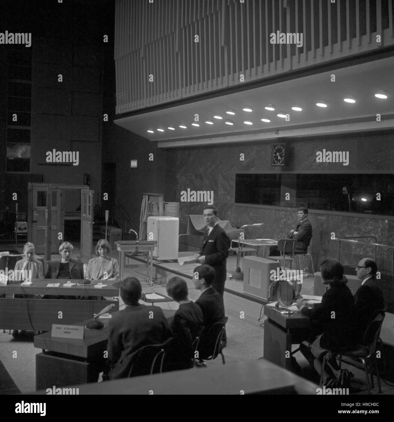 Szenenfoto aus einer Produktion des Schulfunks beim NDR in Hamburg, Deutschland 1960er Jahre. Scene shot from educational television at Norddeutscher Rundfunk in Hamburg, Germany 1960s. Stock Photo