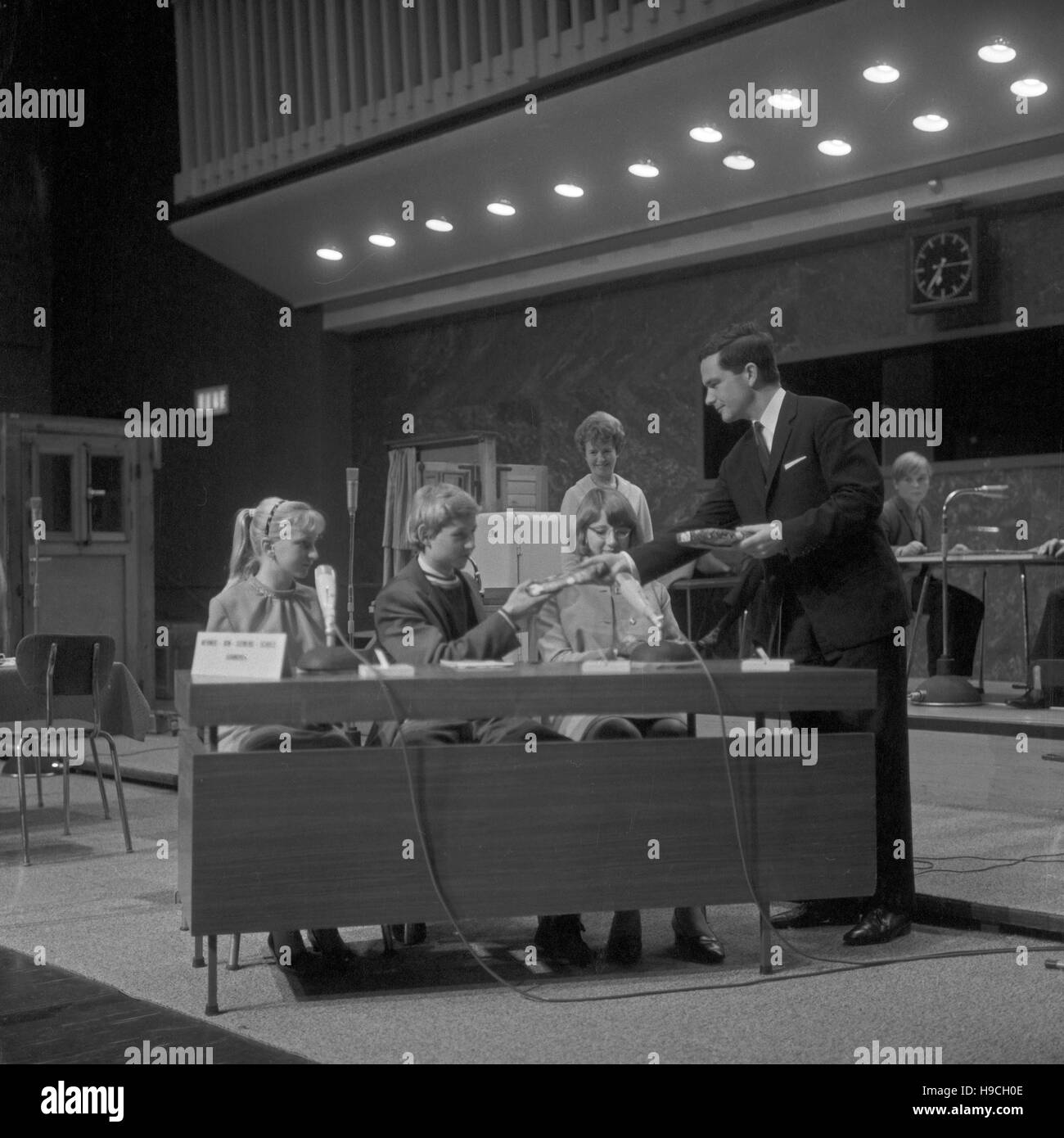 Szenenfoto aus einer Produktion des Schulfunks beim NDR in Hamburg, Deutschland 1960er Jahre. Scene shot from educational television at Norddeutscher Rundfunk in Hamburg, Germany 1960s. Stock Photo