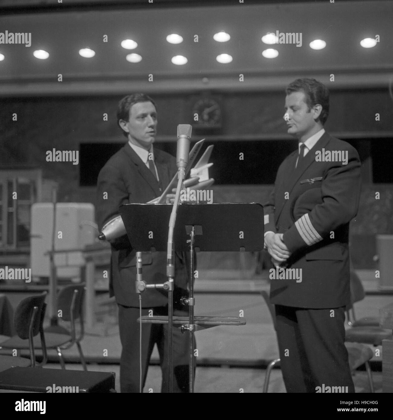 Szenenfoto aus einer Produktion des Schulfunks beim NDR in Hamburg, Deutschland 1960er Jahre. Scene shot from educational television at Norddeutscher Rundfunk in Hamburg, Germany 1960s. Stock Photo