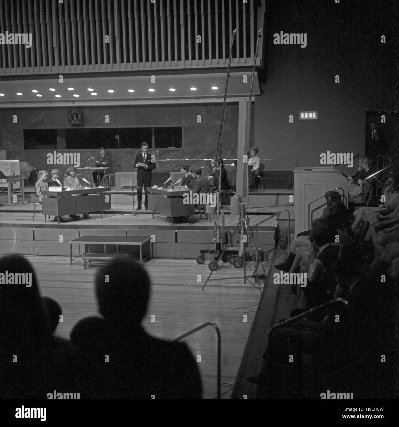 Szenenfoto aus einer Produktion des Schulfunks beim NDR in Hamburg, Deutschland 1960er Jahre. Scene shot from educational television at Norddeutscher Rundfunk in Hamburg, Germany 1960s. Stock Photo