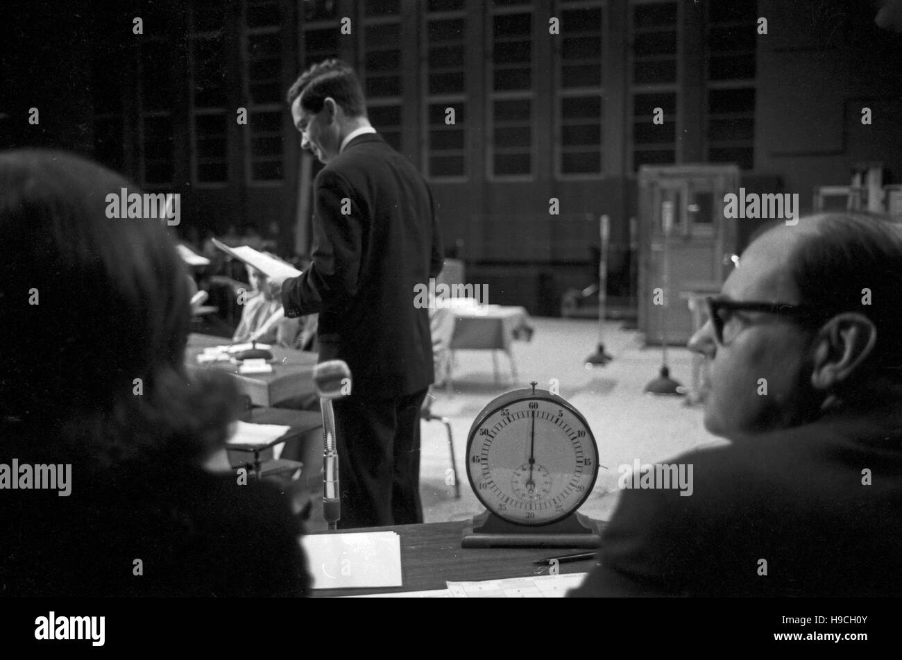 Szenenfoto aus einer Produktion des Schulfunks beim NDR in Hamburg, Deutschland 1960er Jahre. Scene shot from educational television at Norddeutscher Rundfunk in Hamburg, Germany 1960s. Stock Photo