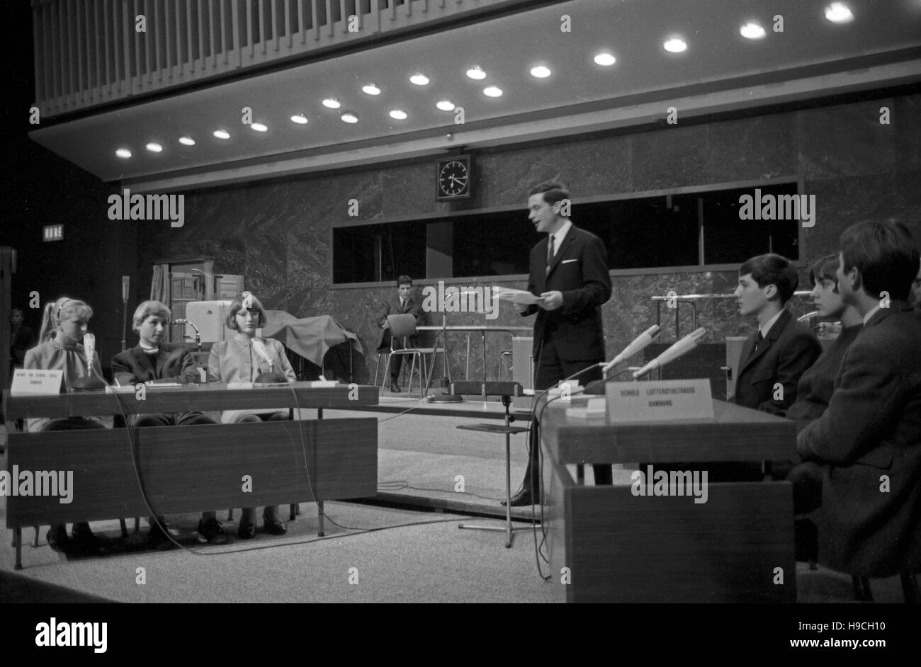 Szenenfoto aus einer Produktion des Schulfunks beim NDR in Hamburg, Deutschland 1960er Jahre. Scene shot from educational television at Norddeutscher Rundfunk in Hamburg, Germany 1960s. Stock Photo