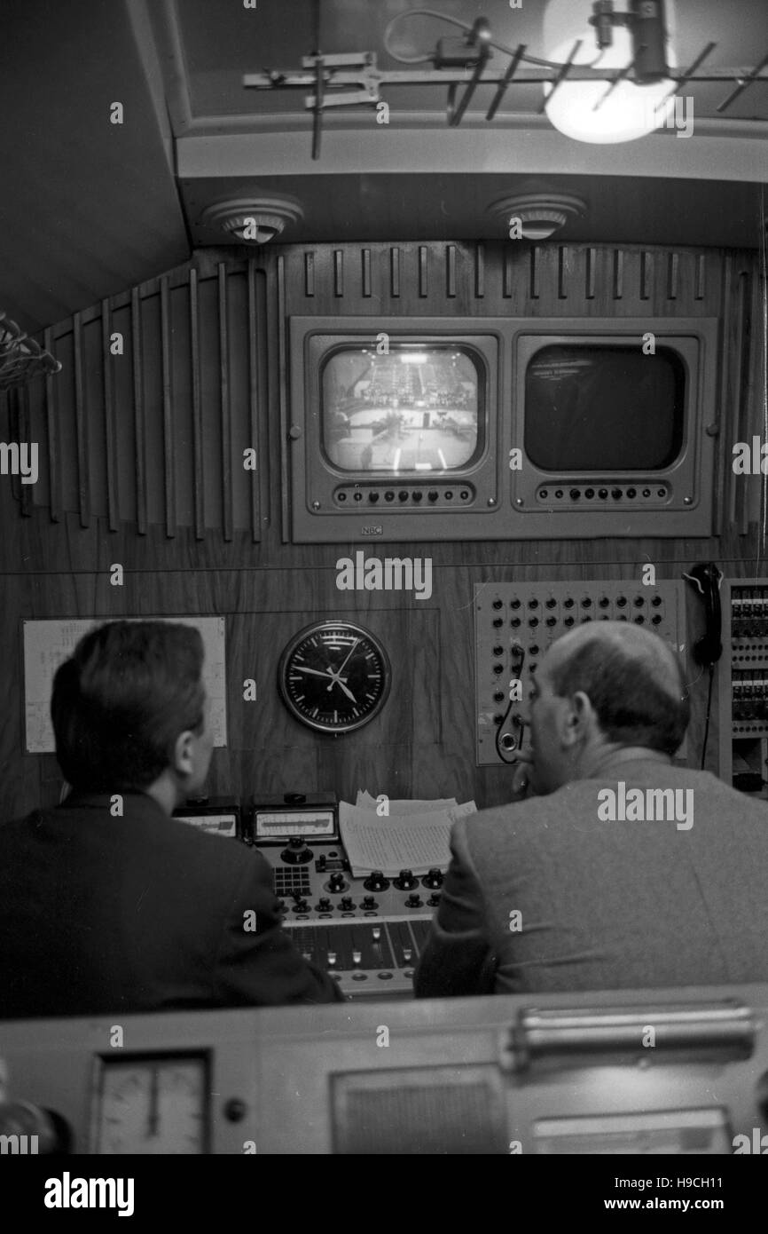 Szenenfoto aus einer Produktion des Schulfunks beim NDR in Hamburg, Deutschland 1960er Jahre. Scene shot from educational television at Norddeutscher Rundfunk in Hamburg, Germany 1960s. Stock Photo