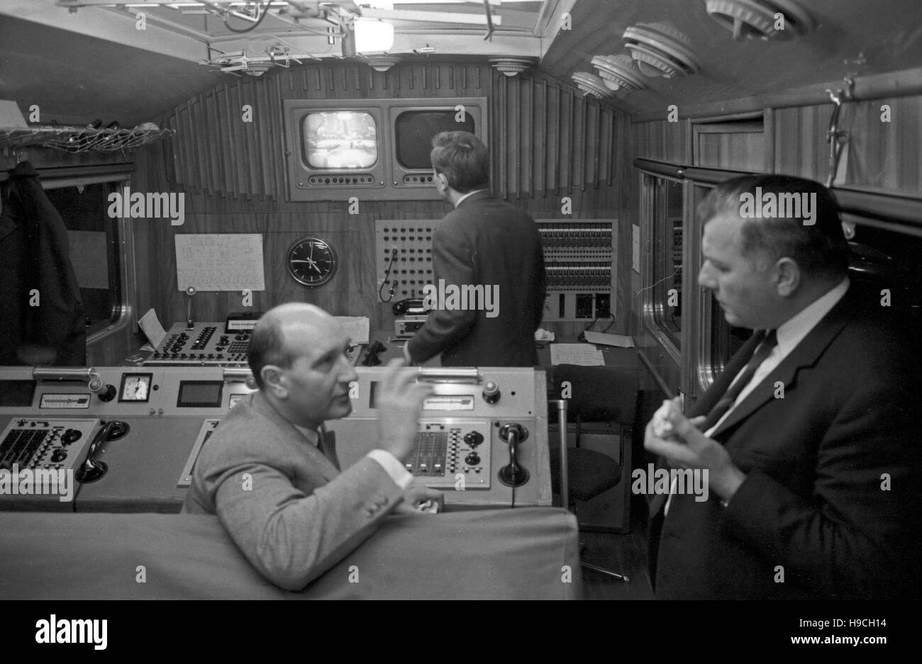 Szenenfoto aus einer Produktion des Schulfunks beim NDR in Hamburg, Deutschland 1960er Jahre. Scene shot from educational television at Norddeutscher Rundfunk in Hamburg, Germany 1960s. Stock Photo
