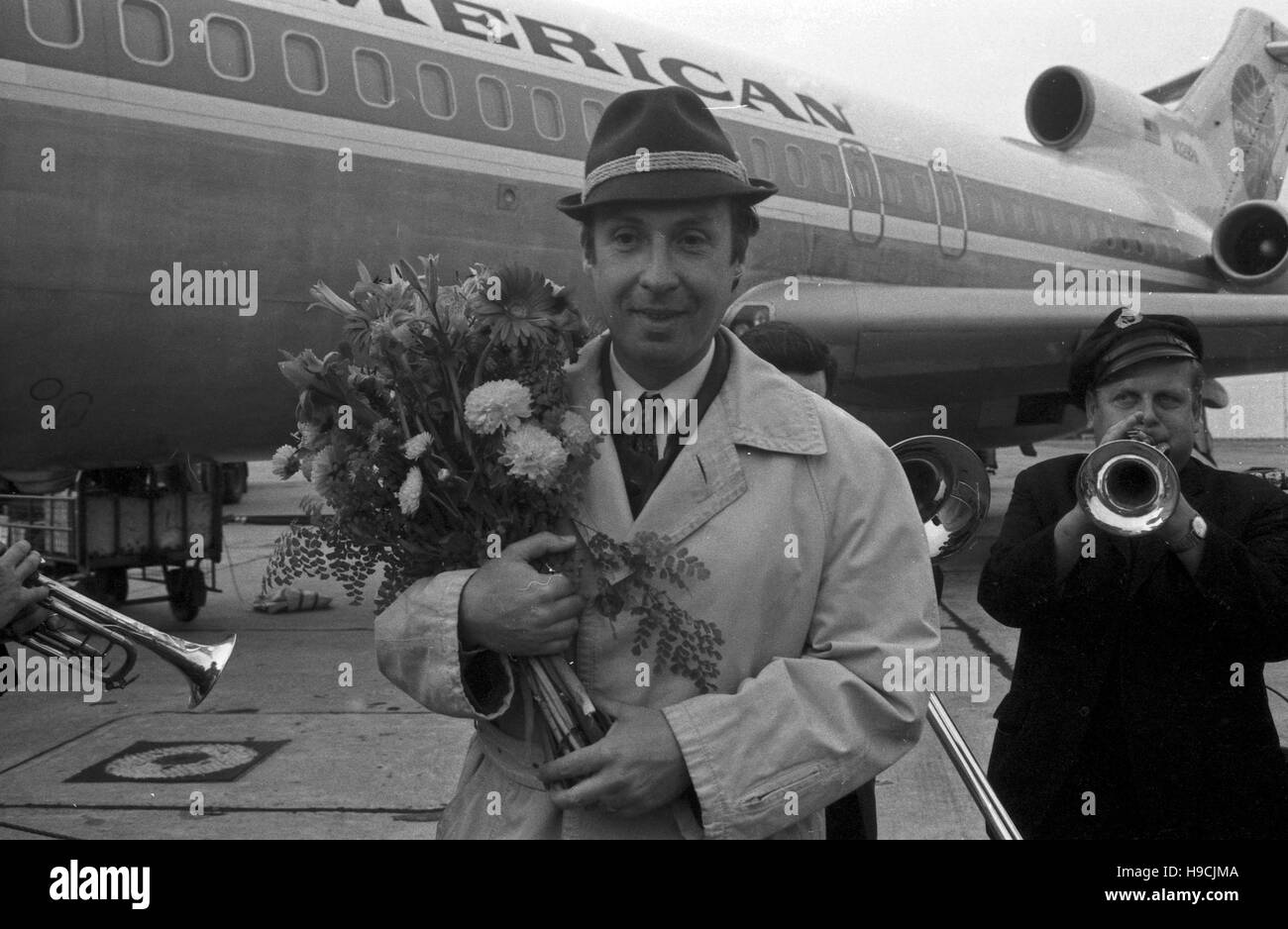 Der österreichische Sänger und Schauspieler Peter Alexander bei der Ankunft am Flughafen in