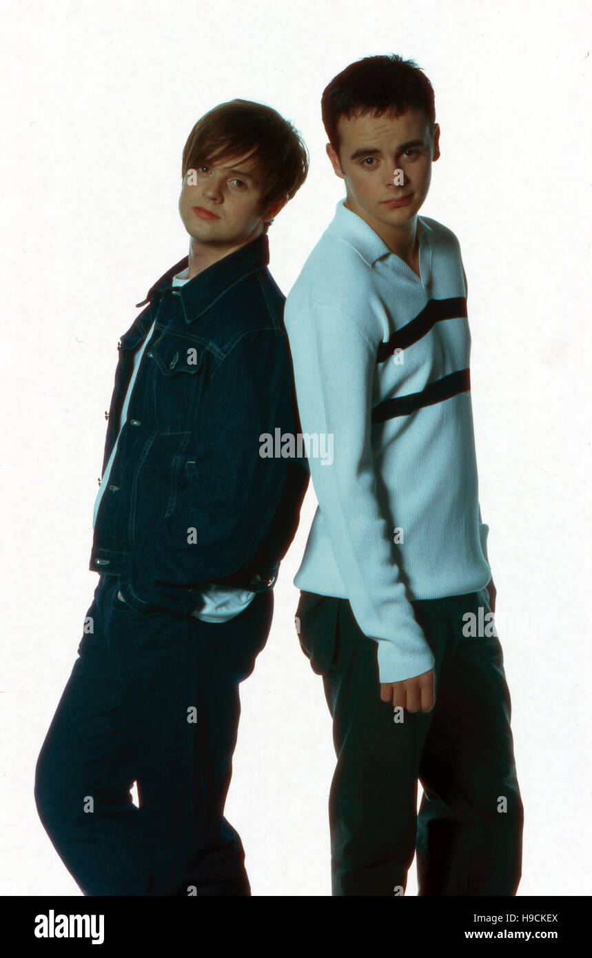 Das britische Comedy Duo Ant und Dec, Anthony McPartlin und Declan Donnelly  beim Promoshooting, Deutschland 1990er Jahre. British comedy duo Ant & Dec,  Germany 1990s Stock Photo - Alamy