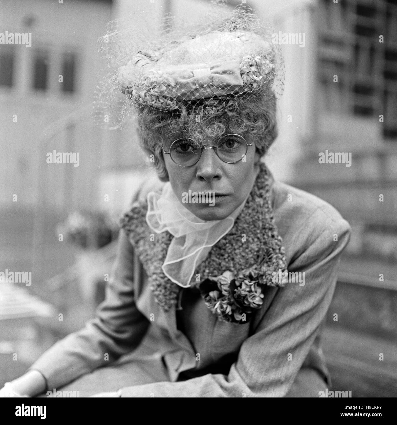 Deutsche Sängerin und Schauspielerin Inge Brück als ältere Dame