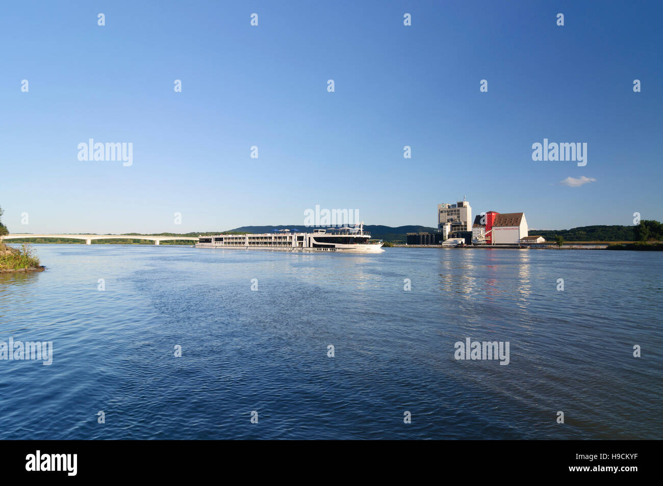 Pöchlarn: Cruise ship and silo for cattle feed on the Danube, Donau, Niederösterreich, Lower Austria, Austria Stock Photo