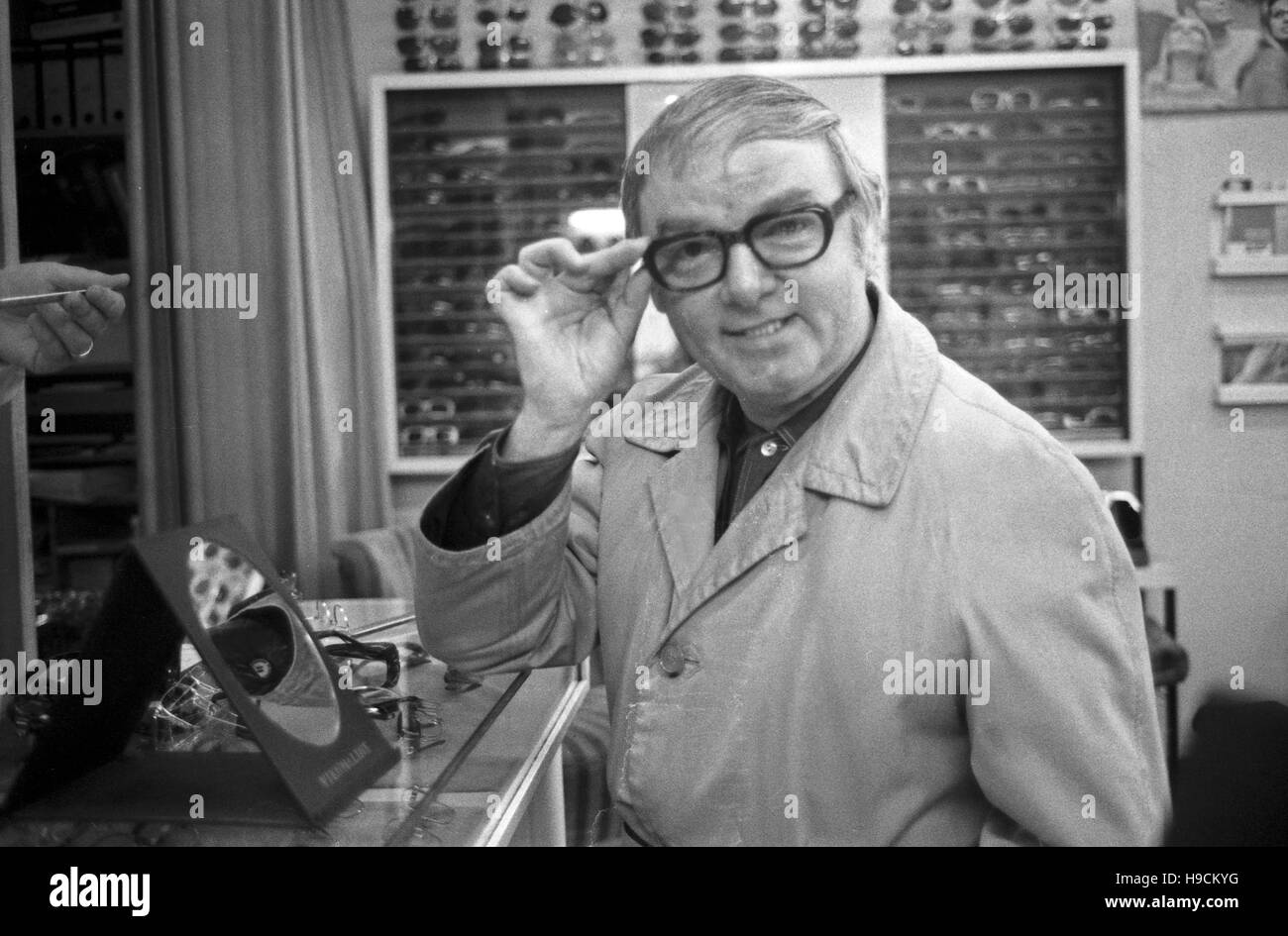 Deutscher Schauspieler Werner Schwier beim Optiker, Deutschland 1970er Jahre. German actor Werner Schwier at the optician, Germany 1970s. Stock Photo