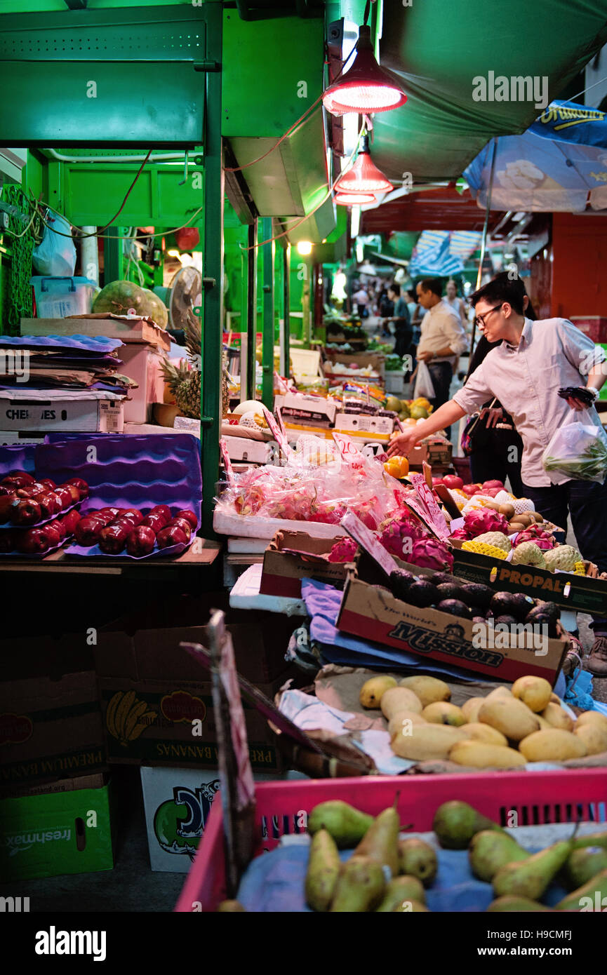 People buying fresh produce at Graham Street wet market, Central, Hong Kong Stock Photo