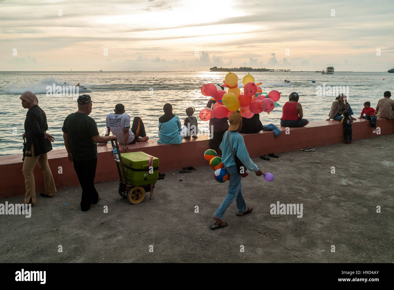 People enjoying the evening at the waterfront in the city of Makassar on  Sulawesi, Indonesia Stock Photo - Alamy
