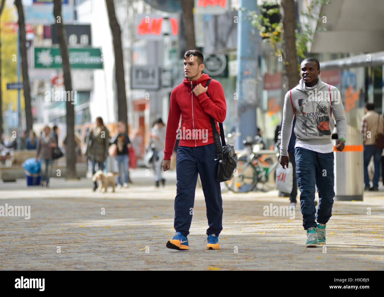 White and black men walking down the streets of Vienna Stock Photo