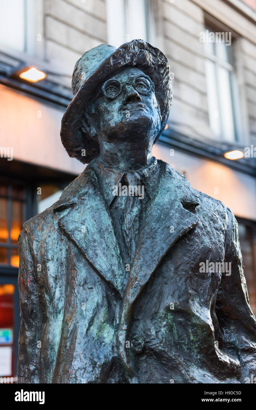 James joyce statue hi-res stock photography and images - Alamy