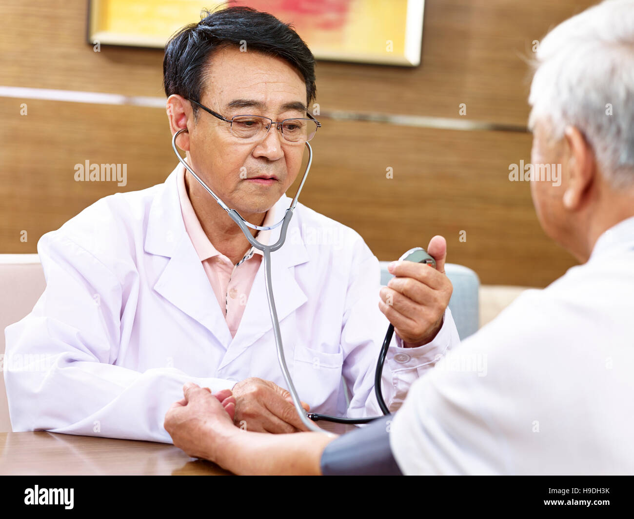 https://c8.alamy.com/comp/H9DH3K/asian-doctor-measuring-blood-pressure-of-a-senior-patient-using-sphygmomanometer-H9DH3K.jpg