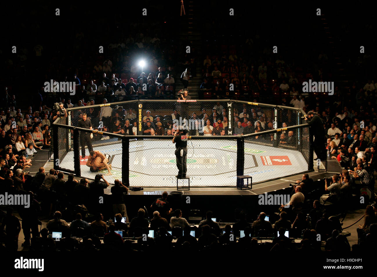 UFC didn't know it had wrong canvas until unwrapped for UFC Fight Night 41  | MMA Junkie