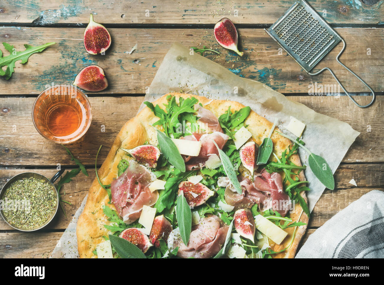 Fig, prosciutto, arugula, sage flatbread pizza and rose wine Stock