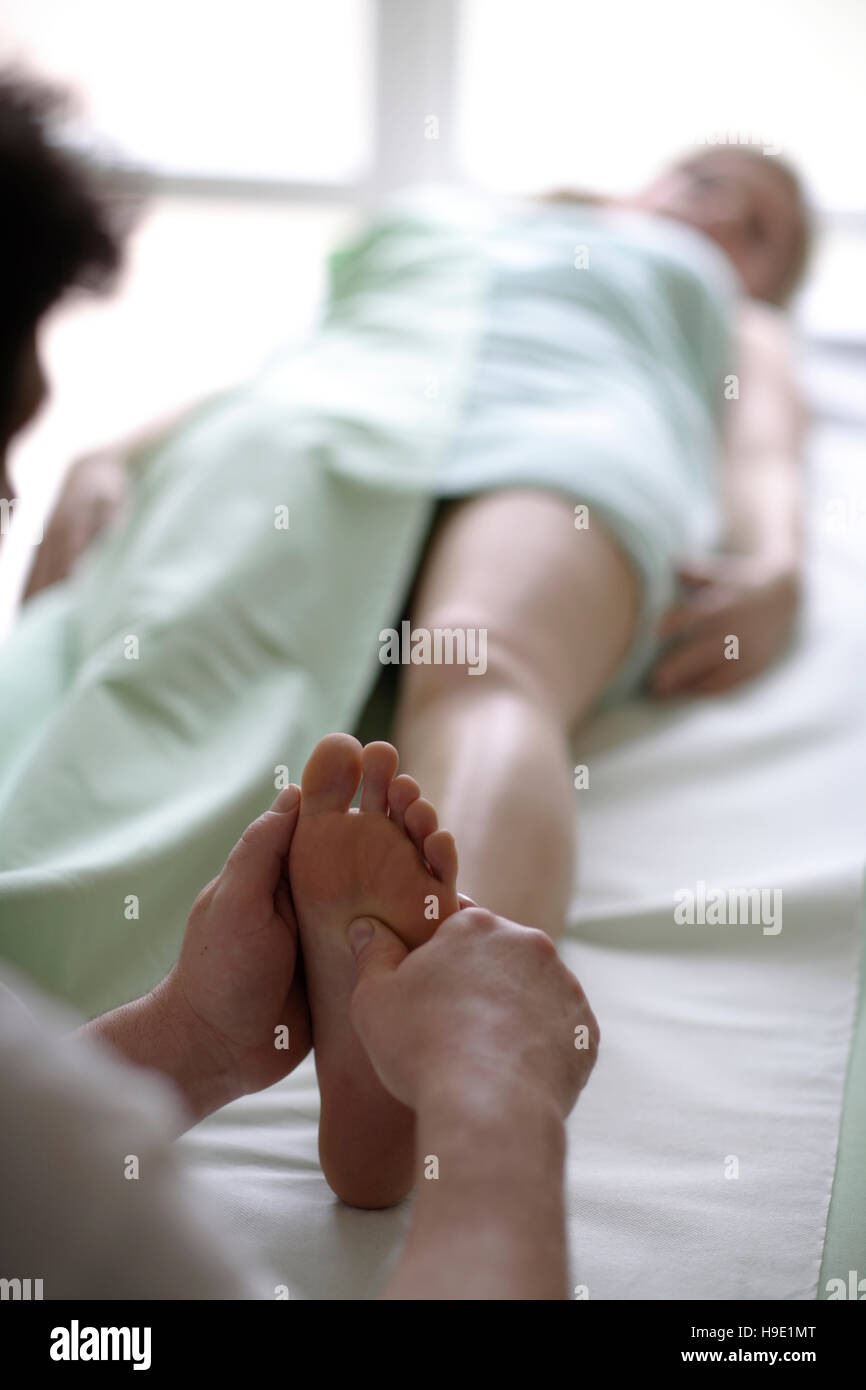 teens feet kiss 