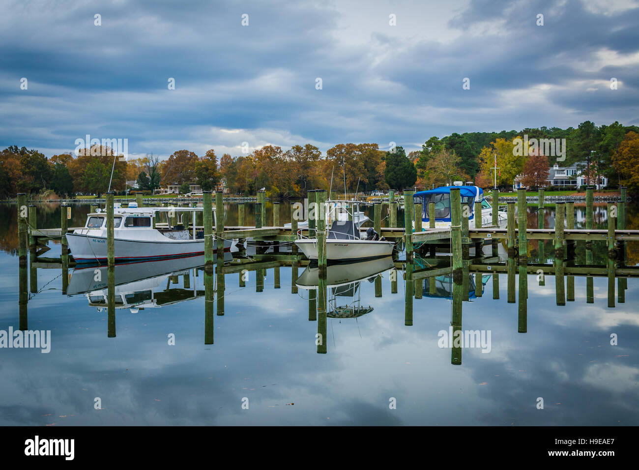 Docks and autumn color at Oak Creek Landing, in Newcomb, near St. Michaels, Maryland. Stock Photo