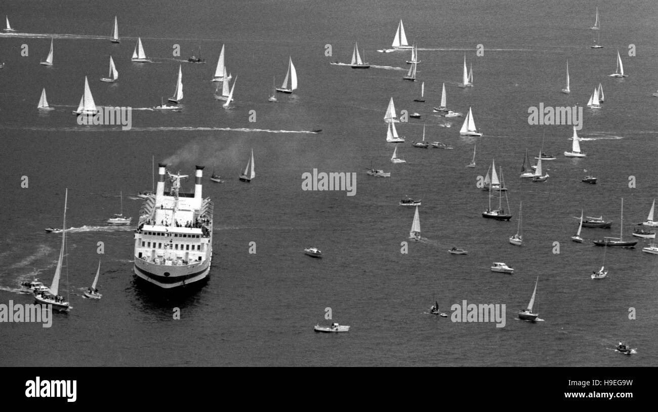 AJAXNETPHOTO. 6TH JUNE, 1980. PLYMOUTH, ENGLAND.  - OSTAR 1980 - SINGLE-HANDED RACE - SCENE IN PLYMOUTH SOUND AS YACHTS JOGGLE FOR POSITION AT RACE START. PHOTO:JONATHAN EASTLAND/AJAX  REF:800706 7 Stock Photo
