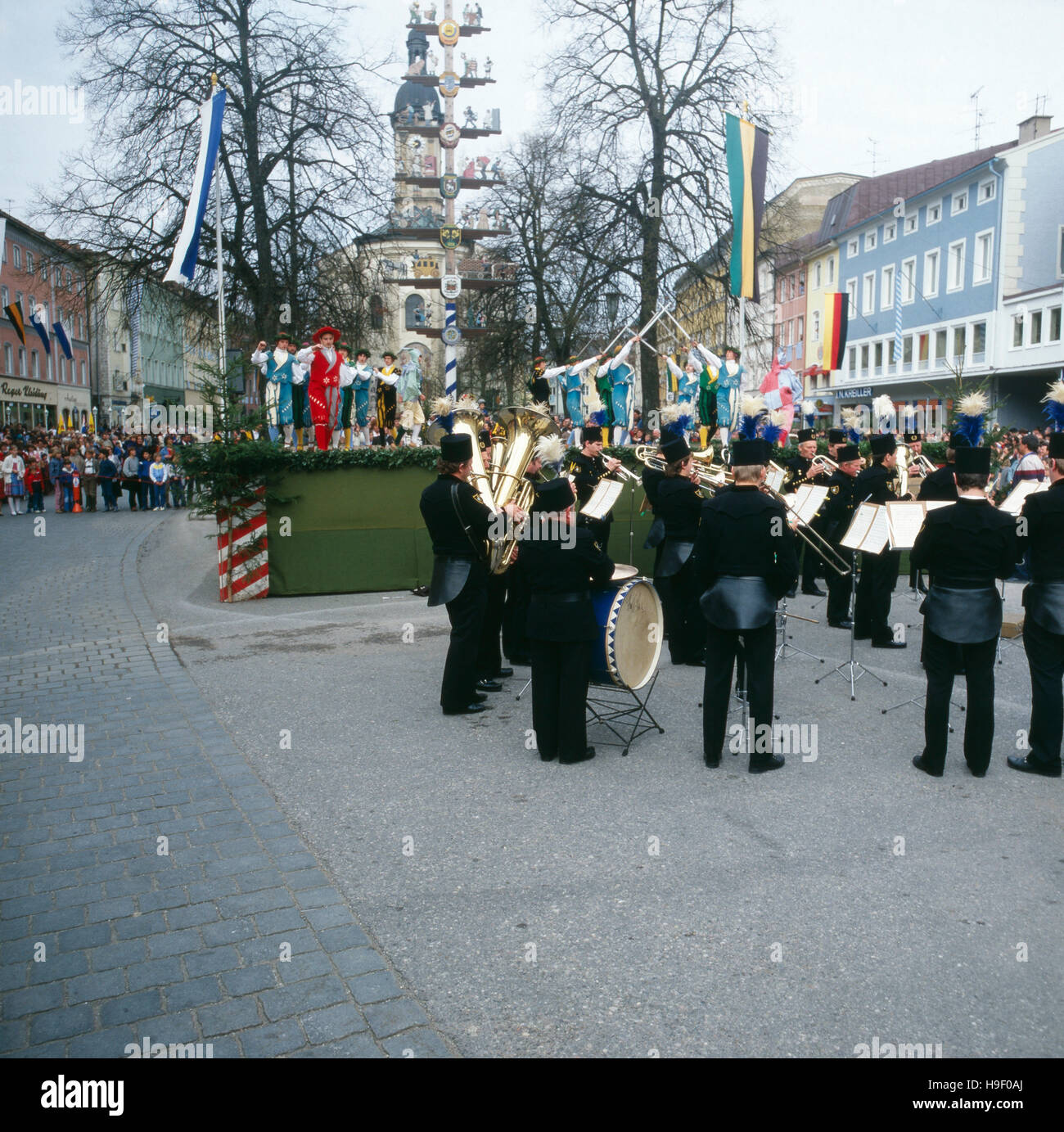 Oberbayern, Traunstein, 1980er, Tradition am Ostermontag: Historischer Schwert-Tanz  mit  Musikkapelle am Stadtplatz. Upper Bavaria, Traunstein, 1980s, tradition on Easter Monday: historical sword dance with band around the town square. Stock Photo