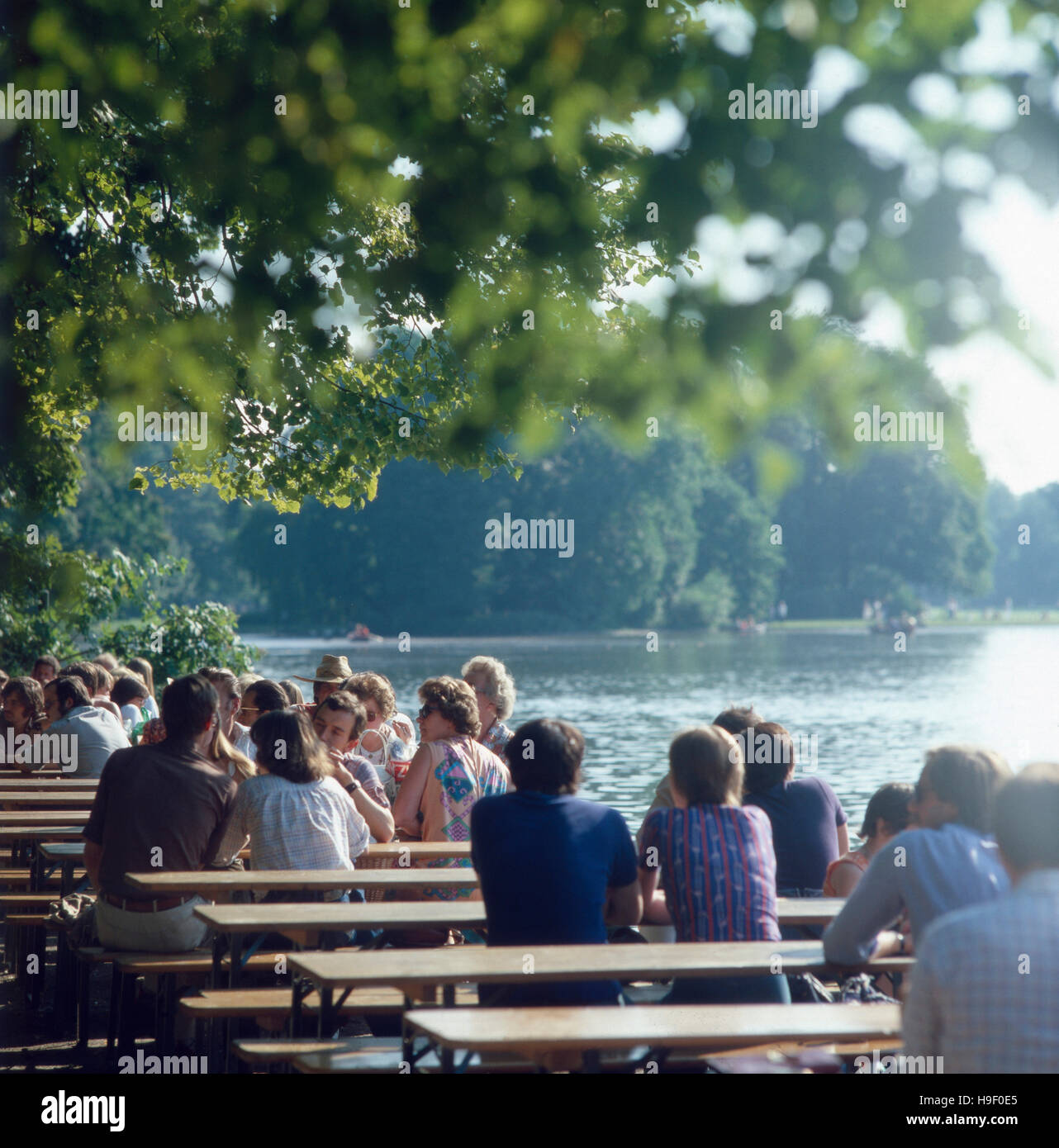 Oberbayern, München, Schwabing, 1980er. Biergarten am Kleinhesseloher