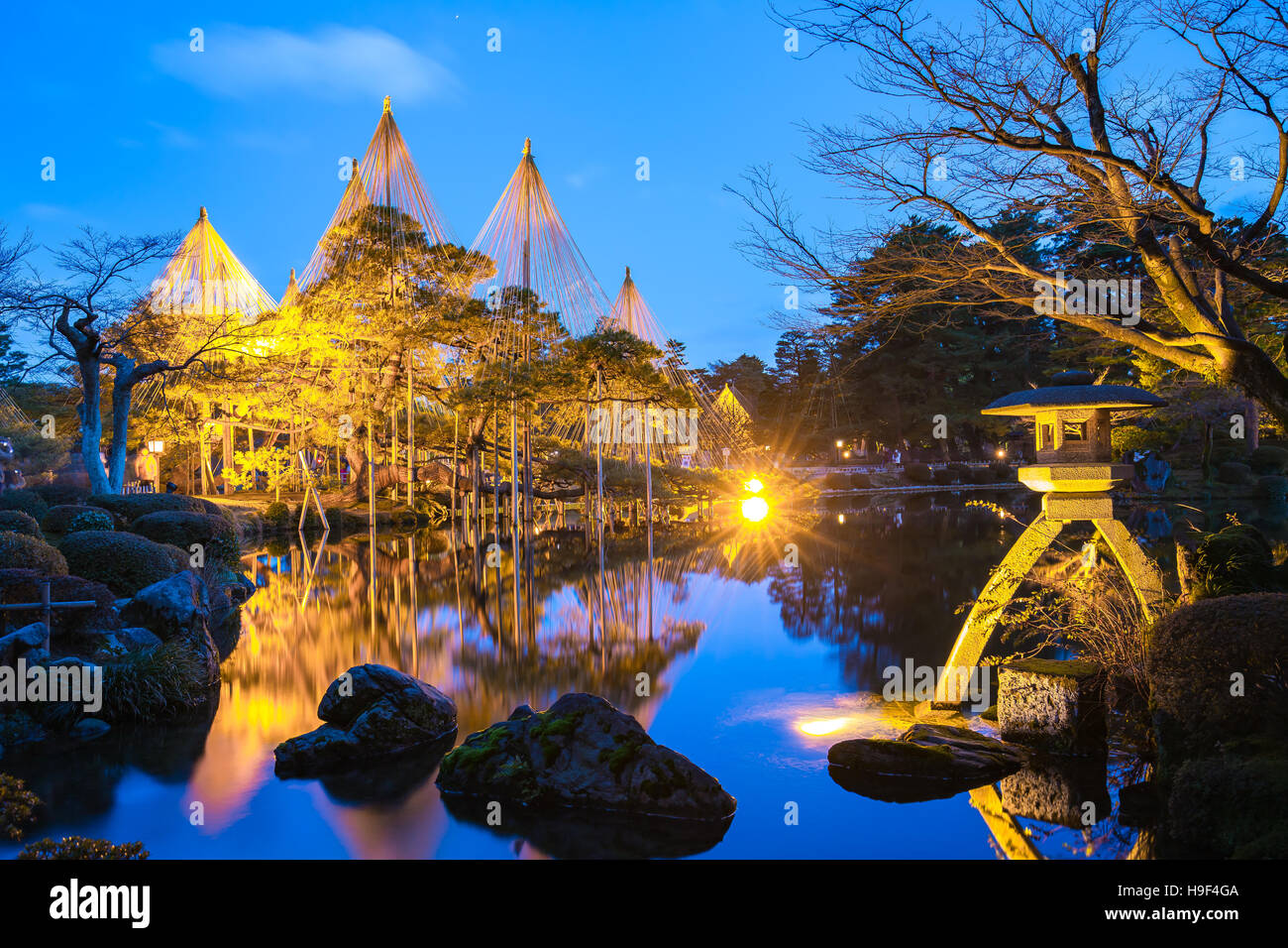 light-up-of-kenrokuen-garden-and-kanazawa-castle-park-in-kanazawa