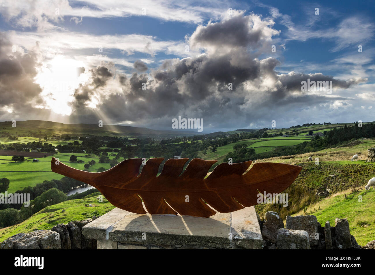 Teesdale View Markers Artwork, 'The Feather', Created by Victoria Brailsford, and the view along the Tees Valley Upper Teesdale Stock Photo