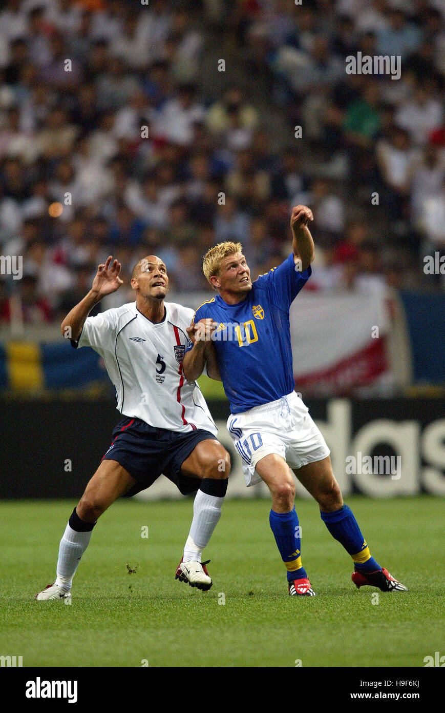 RIO FERDINAND & MARCUS ALLBACK ENGLAND V SWEDEN 2002 WORLD CUP