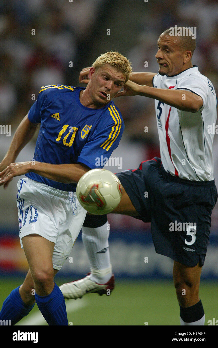 MARCUS ALLBACK & RIO FERDINAND ENGLAND V SWEDEN 2002 WORLD CUP