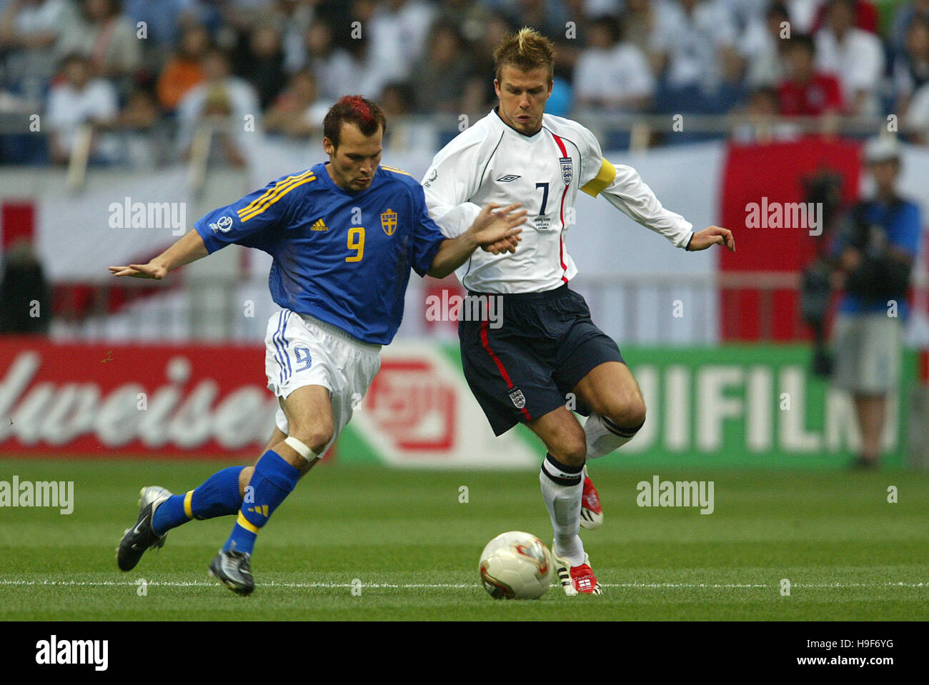 david-beckham-ljungberg-england-v-sweden-2002-saitana-saitana-japan-H9F6YG.jpg