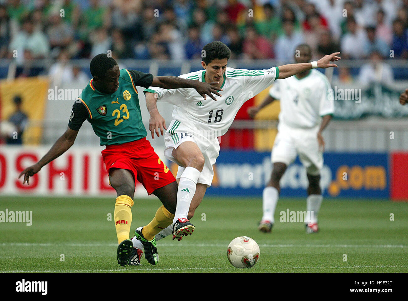 D NGOM KOME & NAWAF AL TEMYAT CAMEROON V SAUDI ARABIA SAITAMA STADIUM SAITAMA JAPAN 06 June 2002 Stock Photo