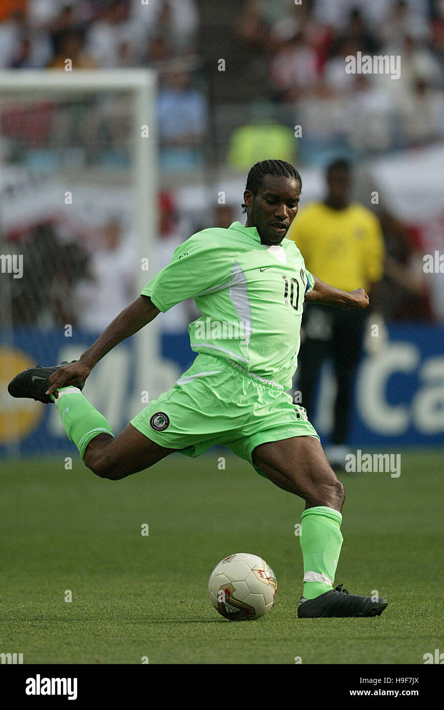 JAY JAY OKOCHA NIGERIA & PARIS ST.GERMAIN FC NAGAI STADIUM OSAKA JAPAN 12 June 2002 Stock Photo