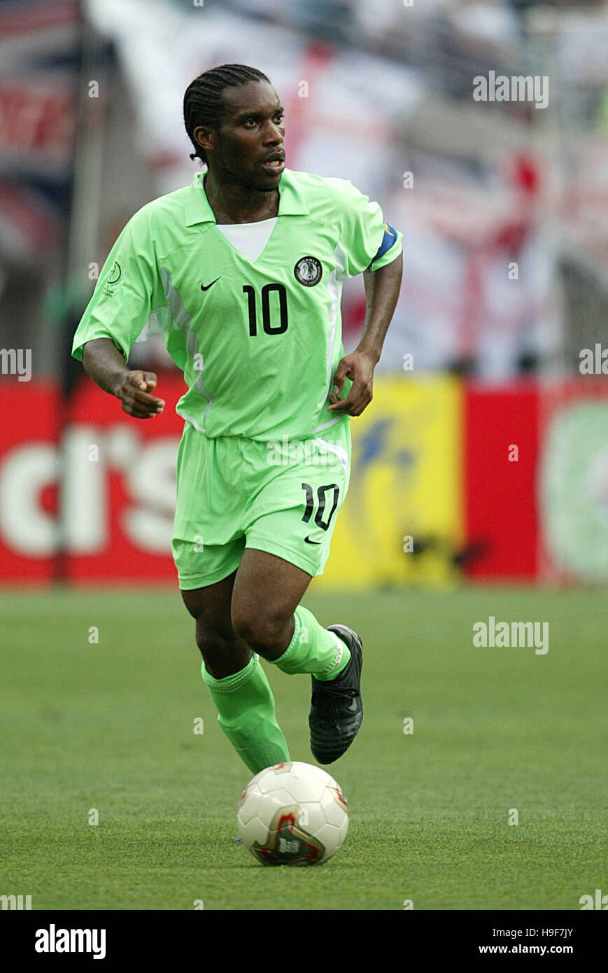 JAY JAY OKOCHA NIGERIA & PARIS ST.GERMAIN FC NAGAI STADIUM OSAKA JAPAN 12 June 2002 Stock Photo