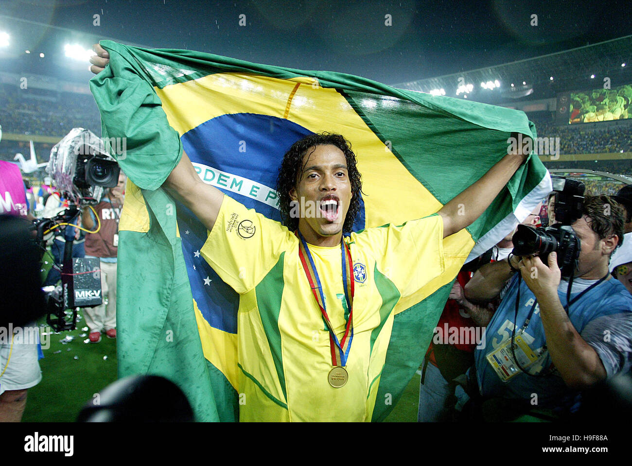Ronaldinho brazil 2002 hi-res stock photography and images Ronaldinho brazil 2002 hi-res stock photography and images